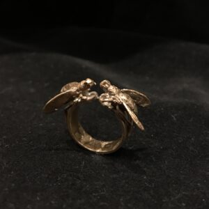 anello ion bronzo con api, realizzato a mano con tecnica a cera persa