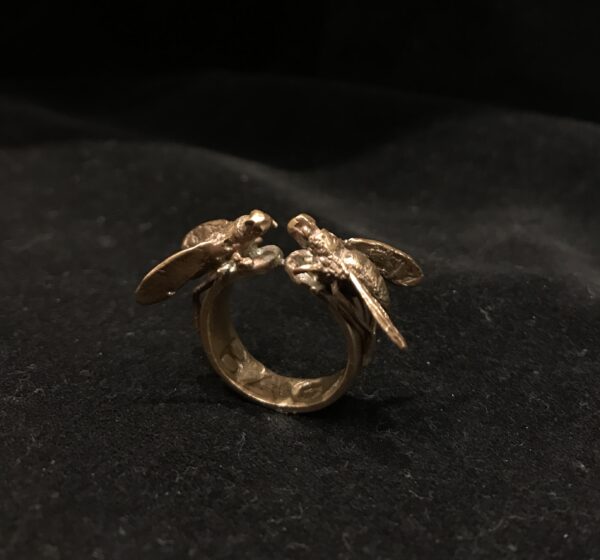 anello ion bronzo con api, realizzato a mano con tecnica a cera persa