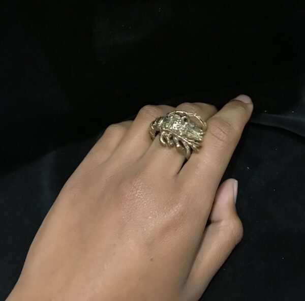 anello in bronzo con aragosta realizzato a mano con tecnica a cera persa