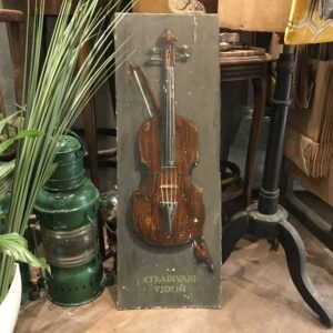 dipinto violino stradivari su pannello legno antico fondo grigio