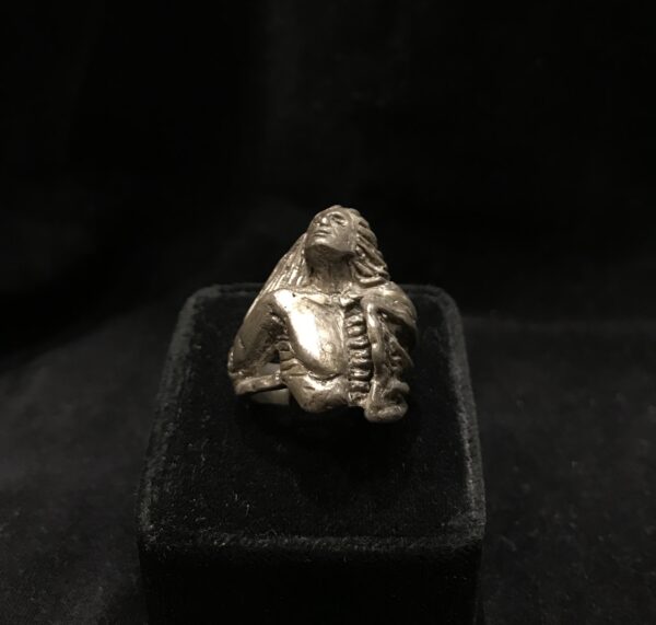 anello in argento raffigurante Ulisse, realizzato a mano con tecnica a cera persa.
