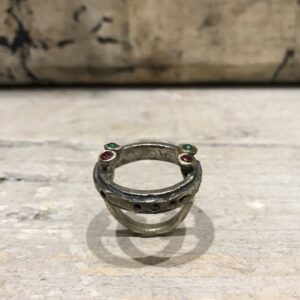 anello in argento con cristalli color rubino e smeraldo, realizzato a mano con tecnica a cera persa