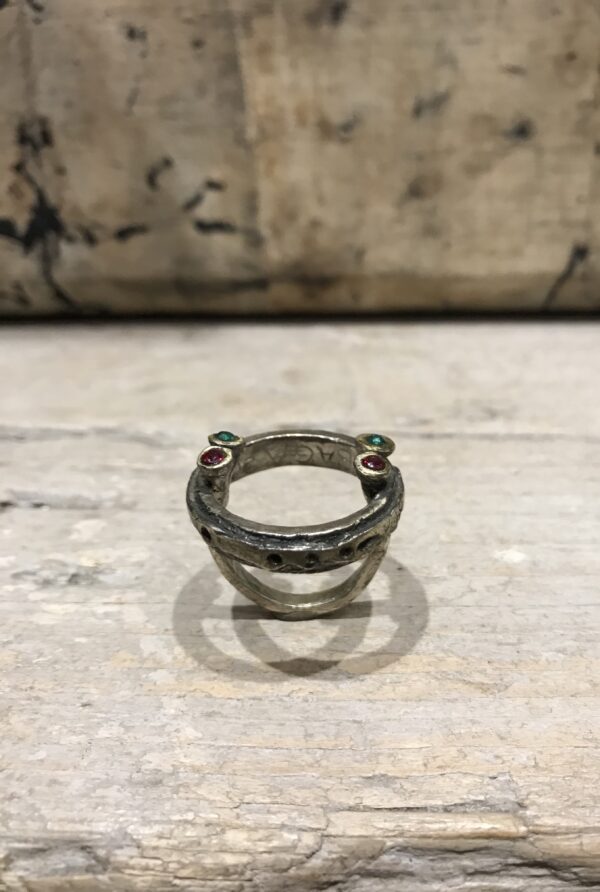 anello in argento con cristalli color rubino e smeraldo, realizzato a mano con tecnica a cera persa