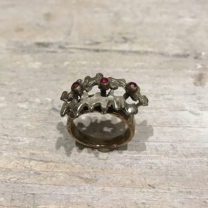 anello in argento e bronzo con cristalli color rubino, realizzato a mano con tecnica a cera persa