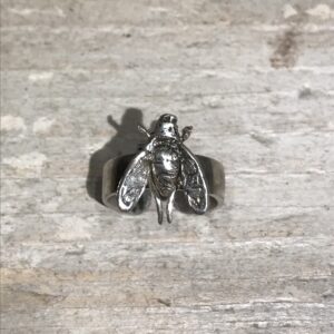 anello in argento con microscultura realizzata a mano con tecnica a cera persa raffigurante un ape