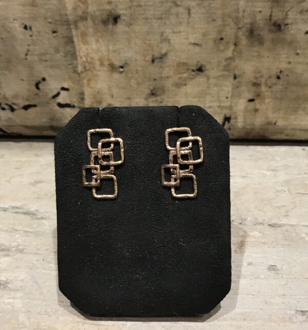 orecchini in bronzo con decorazione a quadrati e chiusura con farfallina. realizzati a mano con tecnica a cera persa.