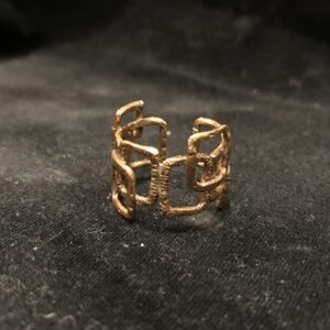 anello in bronzo aperto con lavorazione a quadrati. realizzato a mano con tecnica a cera persa
