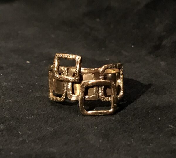 anello in bronzo con lavorazione a quadrati su fascetta. realizzato a mano con tecnica a cera persa