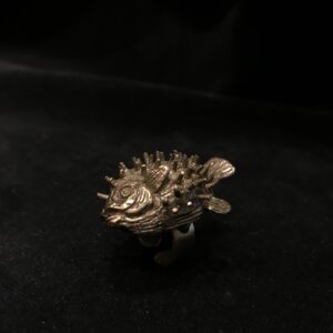 anello in bronzo con pesce palla, realizzato a mano con tecnica a cera persa