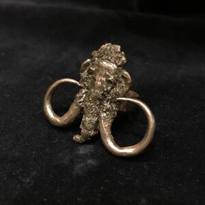 anello in bronzo con mammut, realizzato a mano con tecnica a cera persa