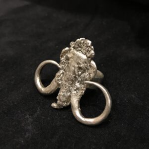 anello in argento con mammuth, realizzato a mano con tecnica a cera persa