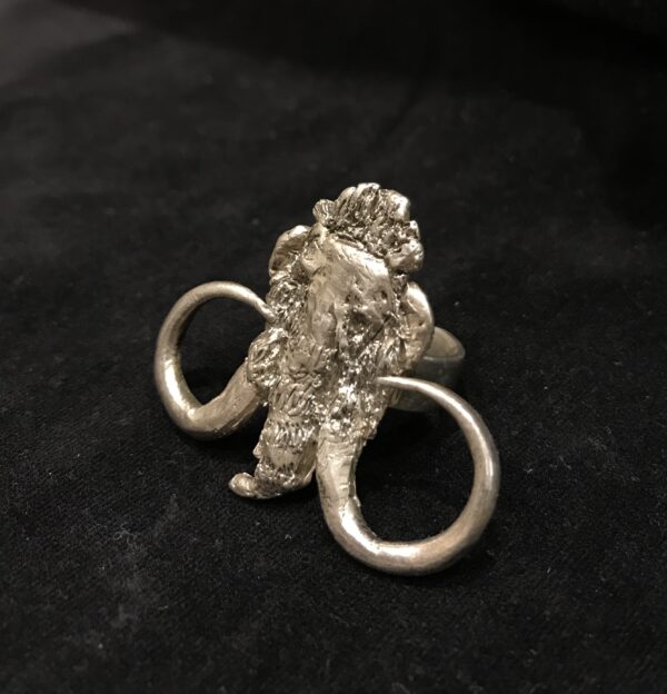 anello in argento con mammuth, realizzato a mano con tecnica a cera persa