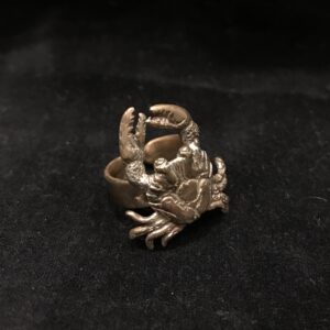 anello in bronzo con granchio, realizzato a mano con tecnica a cera persa