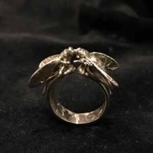 anello in argento con api, realizzato a mano con tecnica a cera persa