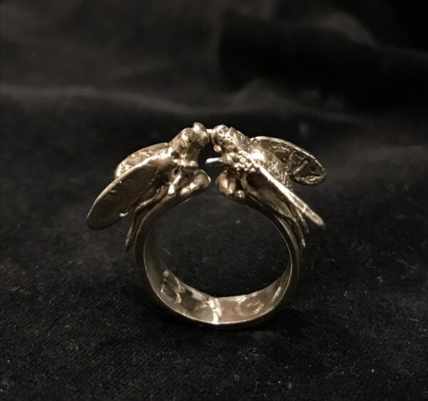anello in argento con api, realizzato a mano con tecnica a cera persa