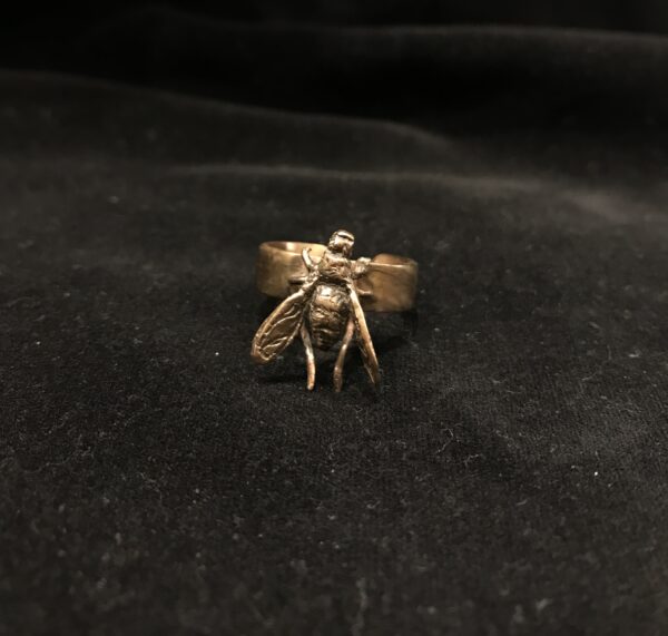 anello in bronzo con ape, realizzato a mano con tecnica cera persa